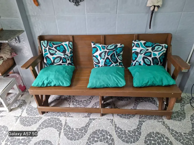Vendo cadeira que vira mesa em ótima condição. 600