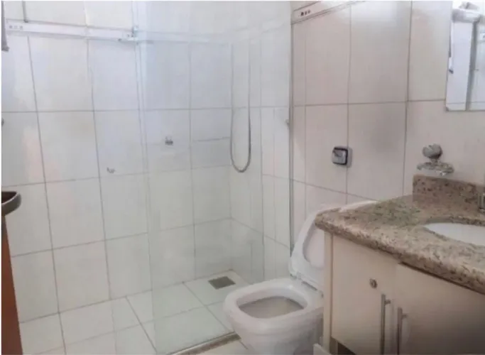 Casa Térrea de Esquina, Frente para o Lago, em Condomínio, à 1,5 km de Águas de São Pedro