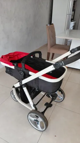 Carrinho de bebê completo à venda seminovo