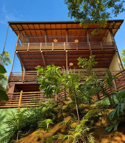 CASA CONTEMPORÂNEA COM CACHOEIRA PARTICULAR EM PARATY-RJ