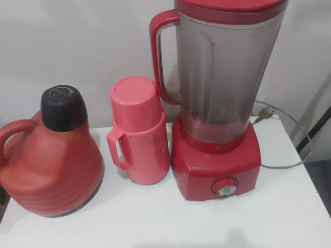 Liquidificador e garafas 100 reais tudo