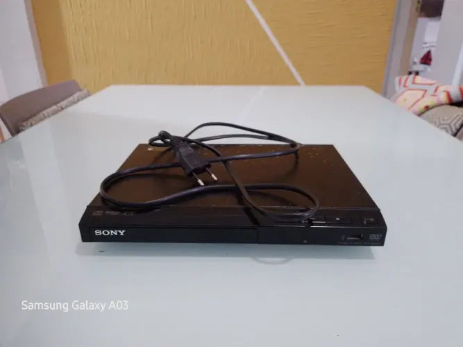 Dvd player Sony DVP-SR320 [sem controle].