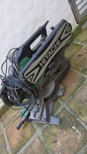 Maquina policorte Hitachi