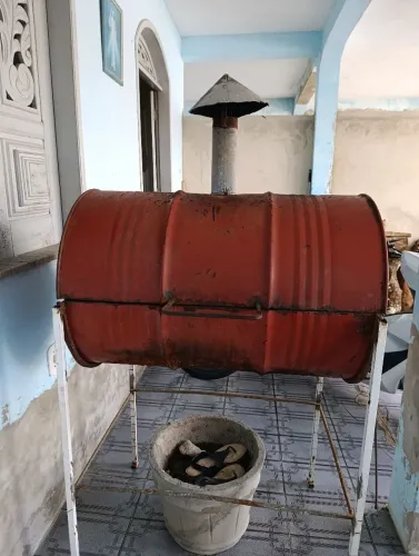 Churrasqueira e cadeiras em bom estado para uma boa churrascada em casa com os familiares