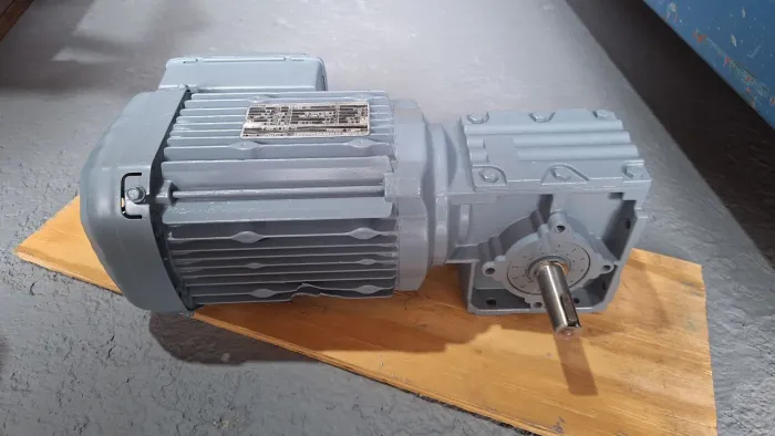 Motoredutor trifásico 1.5 cv redução 1/8. Rotação final: 211 voltas.