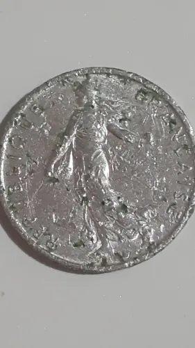 Vendo moeda francesa do ano de 1976 modelo semeador .