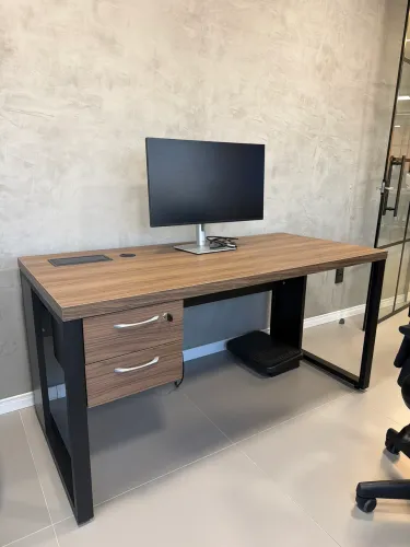 Mesa de escritório nova