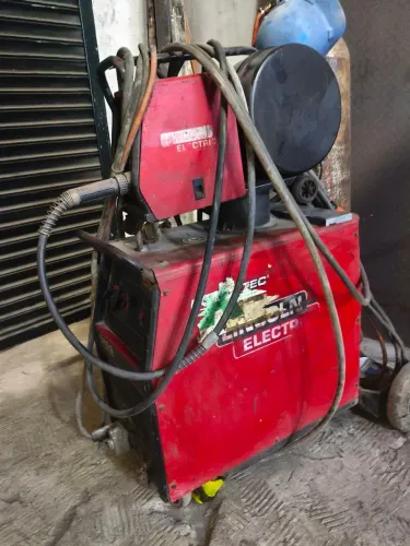 Vendo máquina de solda mig da Lincoln 425 amperes com cabeçote e tocha e cilindro incluso