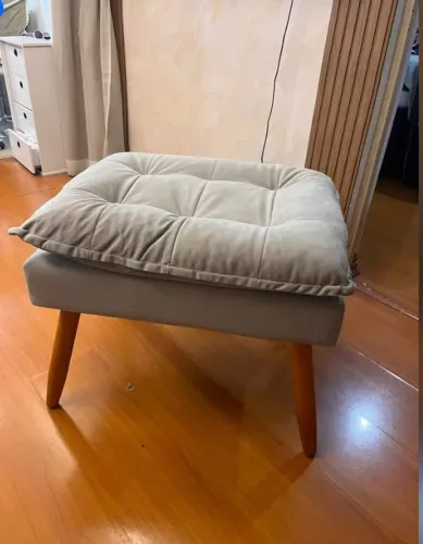 PUFF CINZA ESTOFADO COM PÉS DE MADEIRA