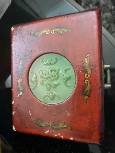 Antiguidade . Caixa chinesa antiga com pedra em Jade na decoração. Acompanha dominó 