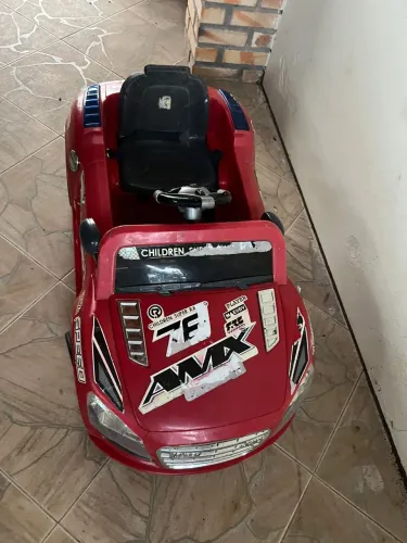 Carro infantil vermelho