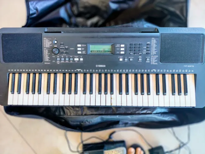 Teclado Yamaha PSR-E373