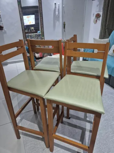 4 BANQUETAS COM ENCOSTO MADEIRA MACIÇA EM ÓTIMO ESTADO