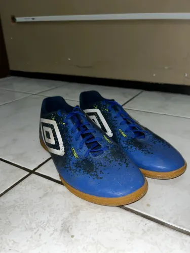 Chuteira de Futsal MOD UMBRO TAM 44 VALOR: R$ 85,0 Obs: Usada poucas vezes!