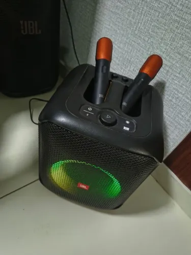 Caixa de som Partybox Encore com dois microfones
