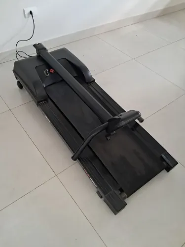 Esteira elétrica com motor