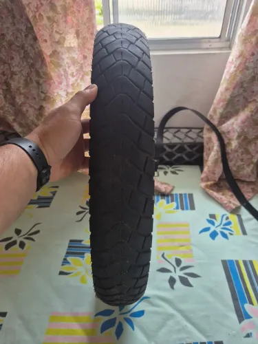Vendo Pneu Kenda 90/90 aro 21 com somente 4 mil Km rodados. 