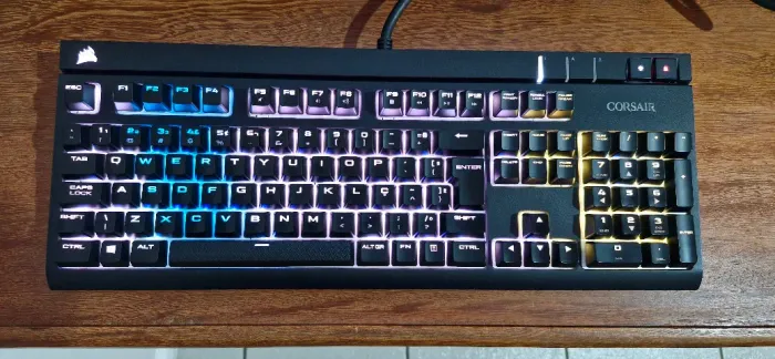 Teclado Mecânico Corsair Strafe RGB Cherry MX Silent