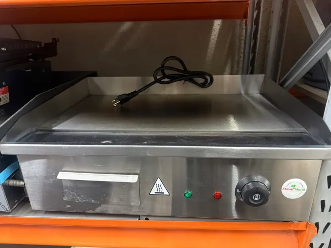 Chapa elétrica 55cm. Em aço inox 2700w. 220v