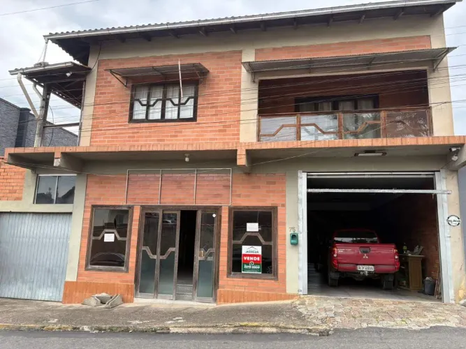 Sobrado à Venda no Centro de Guaramirim - 4 Quartos (1 Suíte), Mobiliado, Financiamento Li