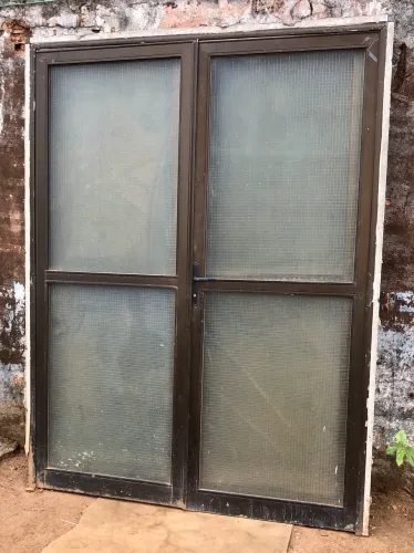 Porta de vidro com portal em alumínio