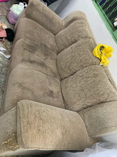 Roupas, sofá e colchão pra doação.