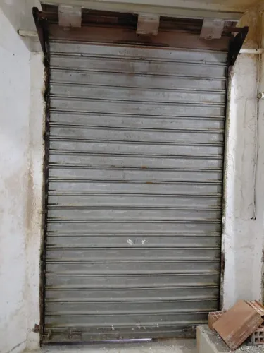 Vendo uma porta de comércio 