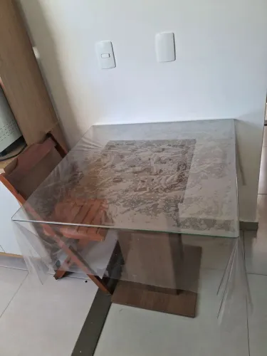 Vendo mesa de jantar 4 lugares tampo de vidro.