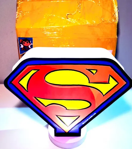 Luminária de mesa com o logotipo do Superman