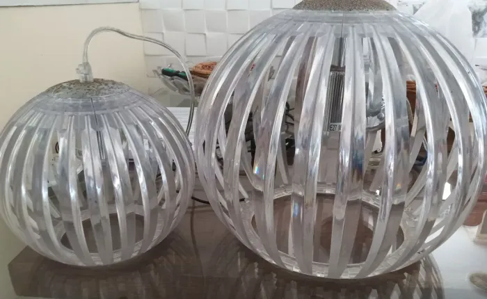 Conjunto de lustres para sala, em acrílico.
