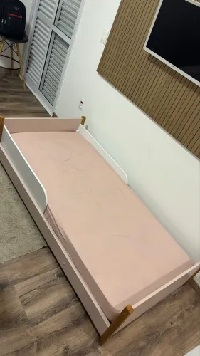 Cama montessoriana para criança ( colchão e a cama em madeira)