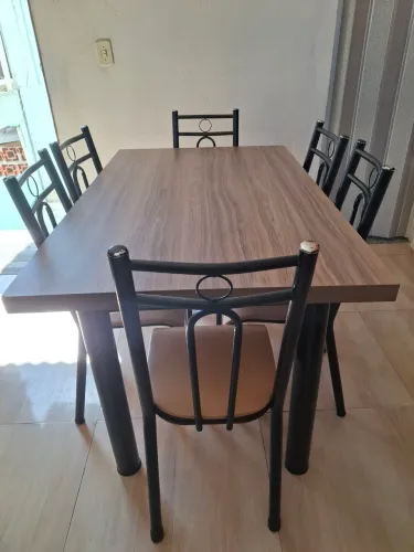 Mesa com 6 cadeiras