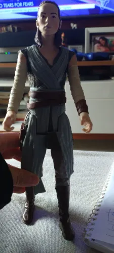 Boneca Star Wars Rey Jedi treinamento Hasbro original semi novo 28 cm está faltando bastão