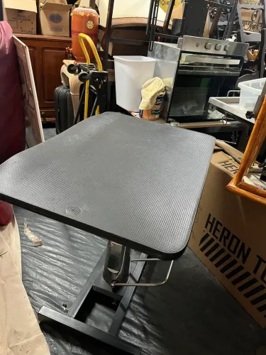 Mesa de tosa com cilindro de controle de altura