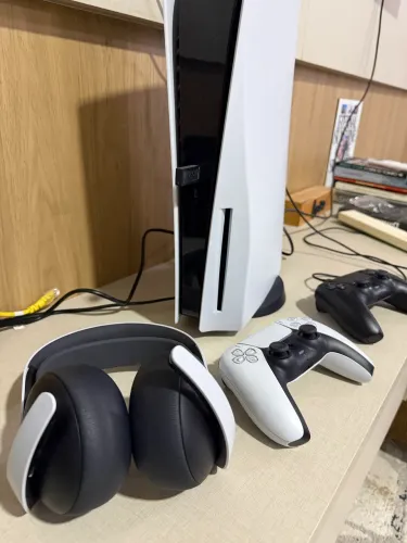 Playstation 5 com leitor de Disco 825 GB - 2 controles e PULSE ELITE