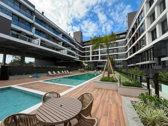 Viva o melhor de Jurerê, em condomínio novo e completo. Este Loft Garden possui área exter