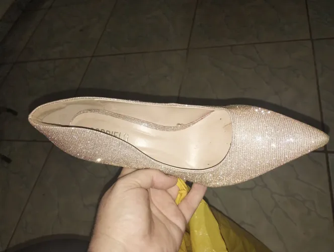 Sapato alto brilhoso
