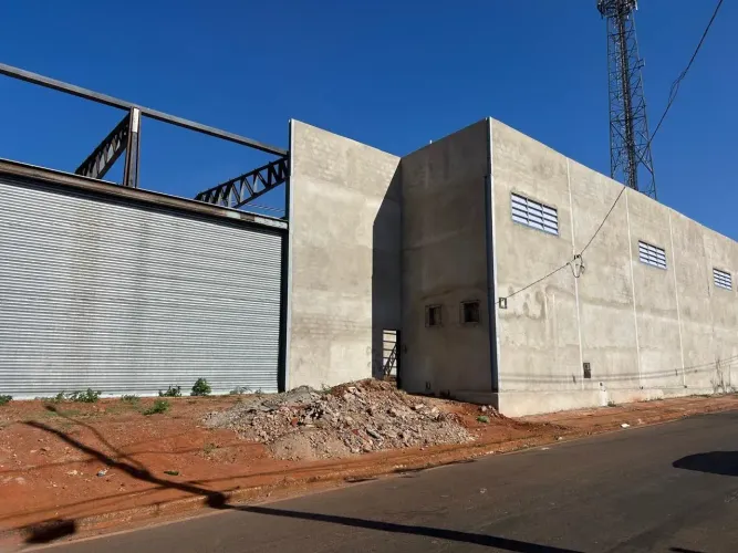 Galpão/Depósito/Armazém para aluguel possui 1300 metros quadrados