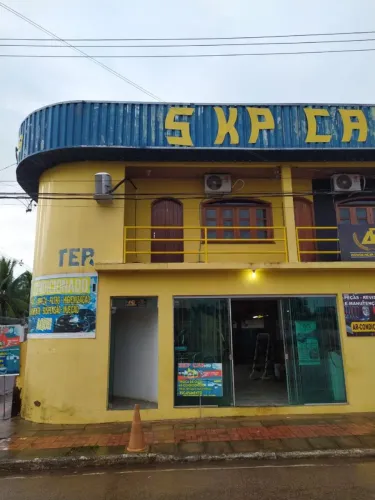 Sala comercial com ar condicionado e banheiro