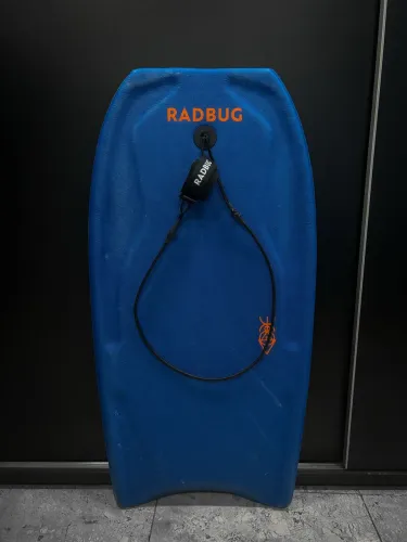 Prancha de bodyboard 36 Radbug com leash (semi nova)