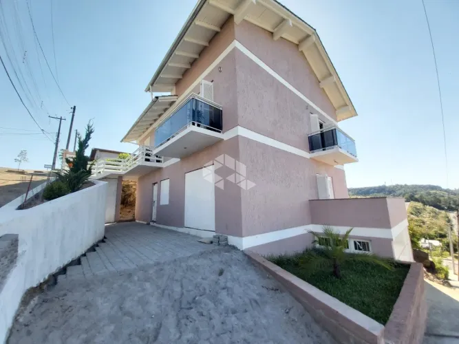 Casa com 3 Dormitórios e sala comercial