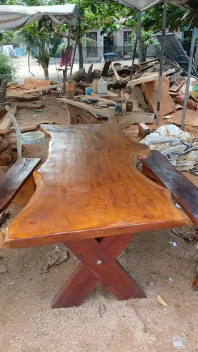 Mesa de jaqueira com dois bancos medindo 2,20