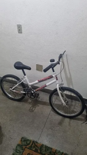 Bicicleta Infantil Aro 20 sem marcha pneus vazios leia anúncio