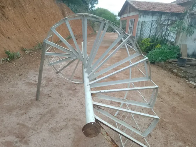 Vendo uma escada caracol valor 1300 contato *