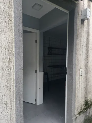 Alugo quarto com cozinha