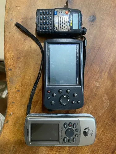 2 GPS Marítimo + Rádio Comunicador Marca Garmin
