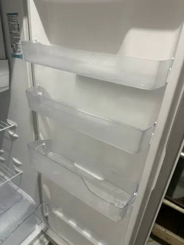Vendo geladeira 3 meses de uso (nova) 240L não é fros