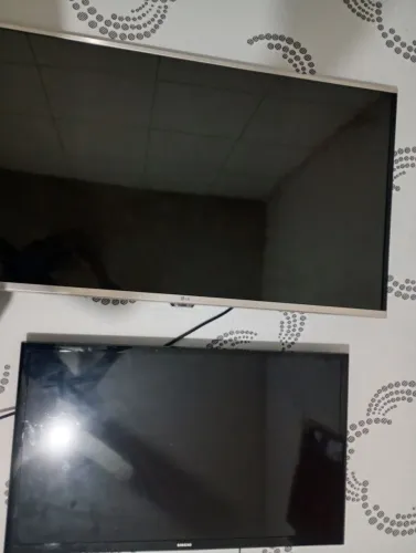 Tem controle das duas ( Não tem os pés) vais 2 suporte de parede. Tudo funcionando