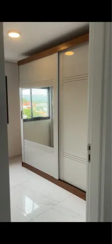 Roupeiro Armário Bem grande! Espaçoso e alto!