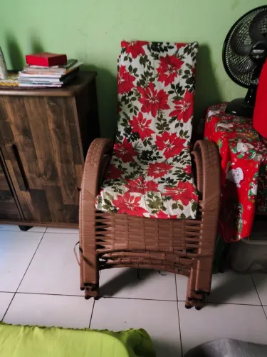 vende-se jogo de cadeira com a mesinha de centro para área 